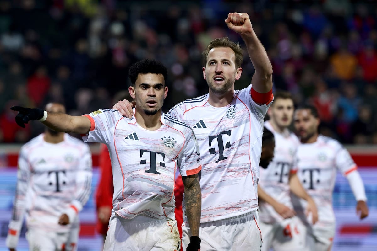 HEIDENHEIM (Germany), 21/12/2025.- Luis Diaz of Bayern Munich (L) celebrates with teammate Harry Kane after scoring the 0-3 goal during the German Bundesliga soccer match between 1. FC Heidenheim and FC Bayern Munich in Heidenheim, Germany, 21 December 2025. (Alemania) EFE/EPA/RONALD WITTEK CONDITIONS - ATTENTION: The DFL regulations prohibit any use of photographs as image sequences and/or quasi-video.