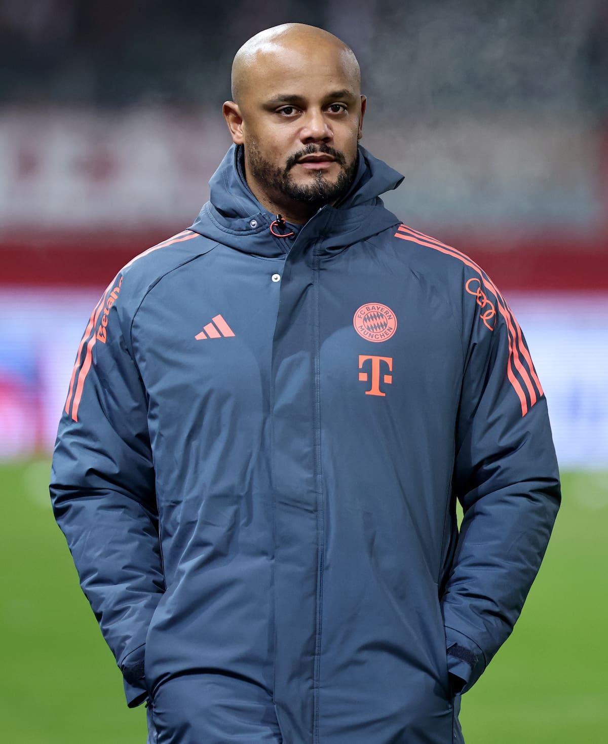 HEIDENHEIM (Germany), 21/12/2025.- Bayern Munich's head coach Vincent Kompany looks on ahead of the German Bundesliga soccer match between 1. FC Heidenheim and FC Bayern Munich in Heidenheim, Germany, 21 December 2025. (Alemania) EFE/EPA/RONALD WITTEK CONDITIONS - ATTENTION: The DFL regulations prohibit any use of photographs as image sequences and/or quasi-video.