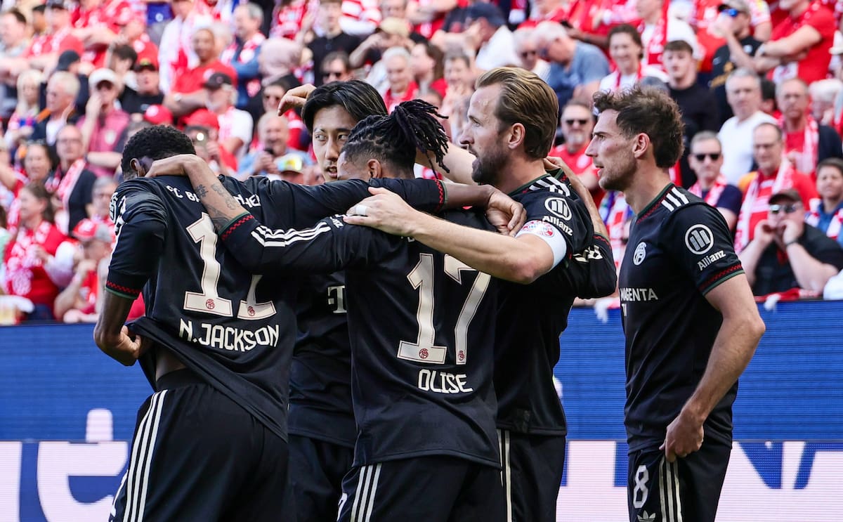 MAINZ (Germany), 25/04/2026.- Harry Kane of Munich (R) celebrates with teammates after scorng the 3-4 goal during the German Bundesliga soccer match between 1. FSV Mainz 05 and FC Bayern Munich in Mainz, Germany, 25 April 2026. (Alemania) EFE/EPA/RONALD WITTEK CONDITIONS - ATTENTION: The DFL regulations prohibit any use of photographs as image sequences and/or quasi-video.