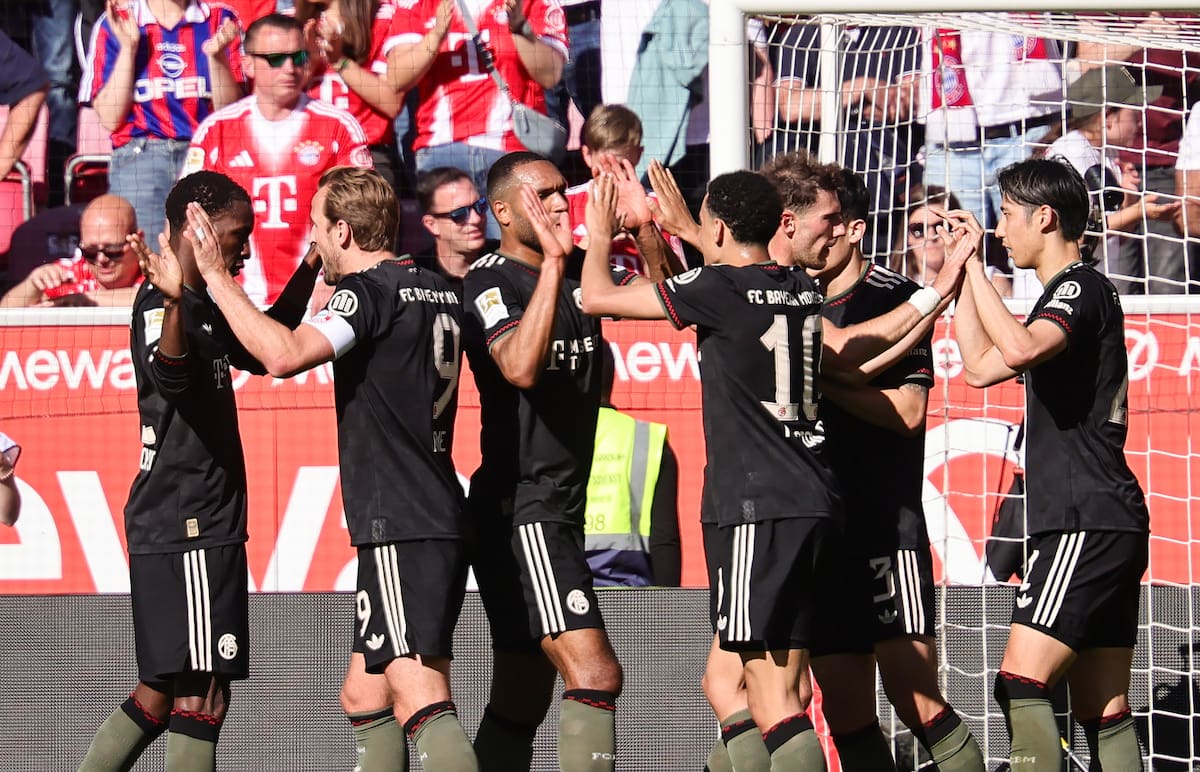 MAINZ (Germany), 25/04/2026.- Players of Munich celebrate after winning the German Bundesliga soccer match between 1. FSV Mainz 05 and FC Bayern Munich in Mainz, Germany, 25 April 2026. (Alemania) EFE/EPA/RONALD WITTEK CONDITIONS - ATTENTION: The DFL regulations prohibit any use of photographs as image sequences and/or quasi-video.