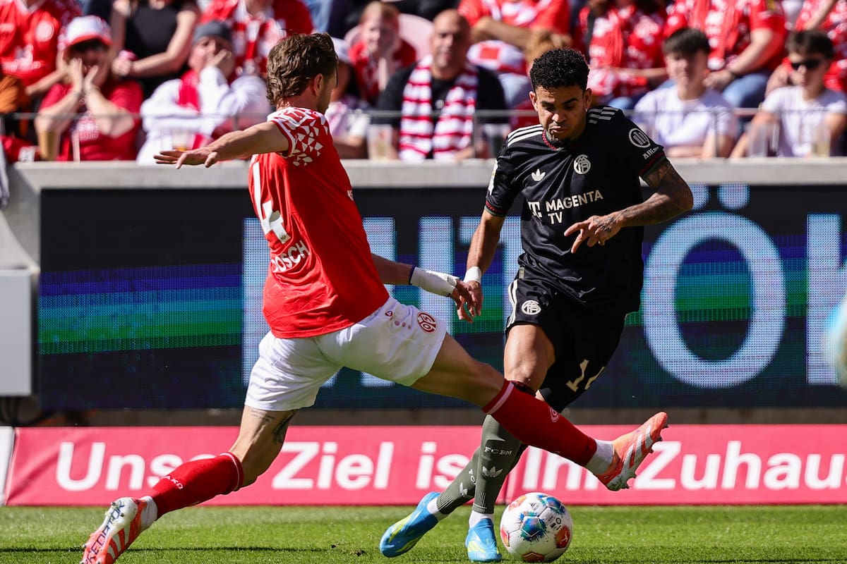 MAINZ (Germany), 25/04/2026.- Stefan Posch of Mainz (L) in action against Luis Diaz of Munich (R) during the German Bundesliga soccer match between 1. FSV Mainz 05 and FC Bayern Munich in Mainz, Germany, 25 April 2026. (Alemania) EFE/EPA/RONALD WITTEK CONDITIONS - ATTENTION: The DFL regulations prohibit any use of photographs as image sequences and/or quasi-video.