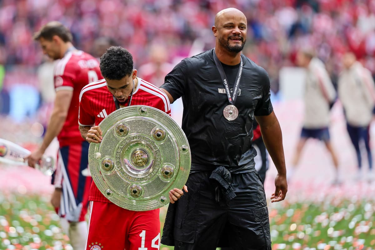 MUNICH (Germany), 16/05/2026.- Luis Diaz of Munich (L) and Head coach Vincent Kompany of Munich celebrate the German Bundesliga championship title after the German Bundesliga soccer match between Bayern Munich and 1. FC Cologne in Munich, Germany, 16 May 2026. (Alemania, Colonia) EFE/EPA/RONALD WITTEK CONDITIONS - ATTENTION: The DFL regulations prohibit any use of photographs as image sequences and/or quasi-video.