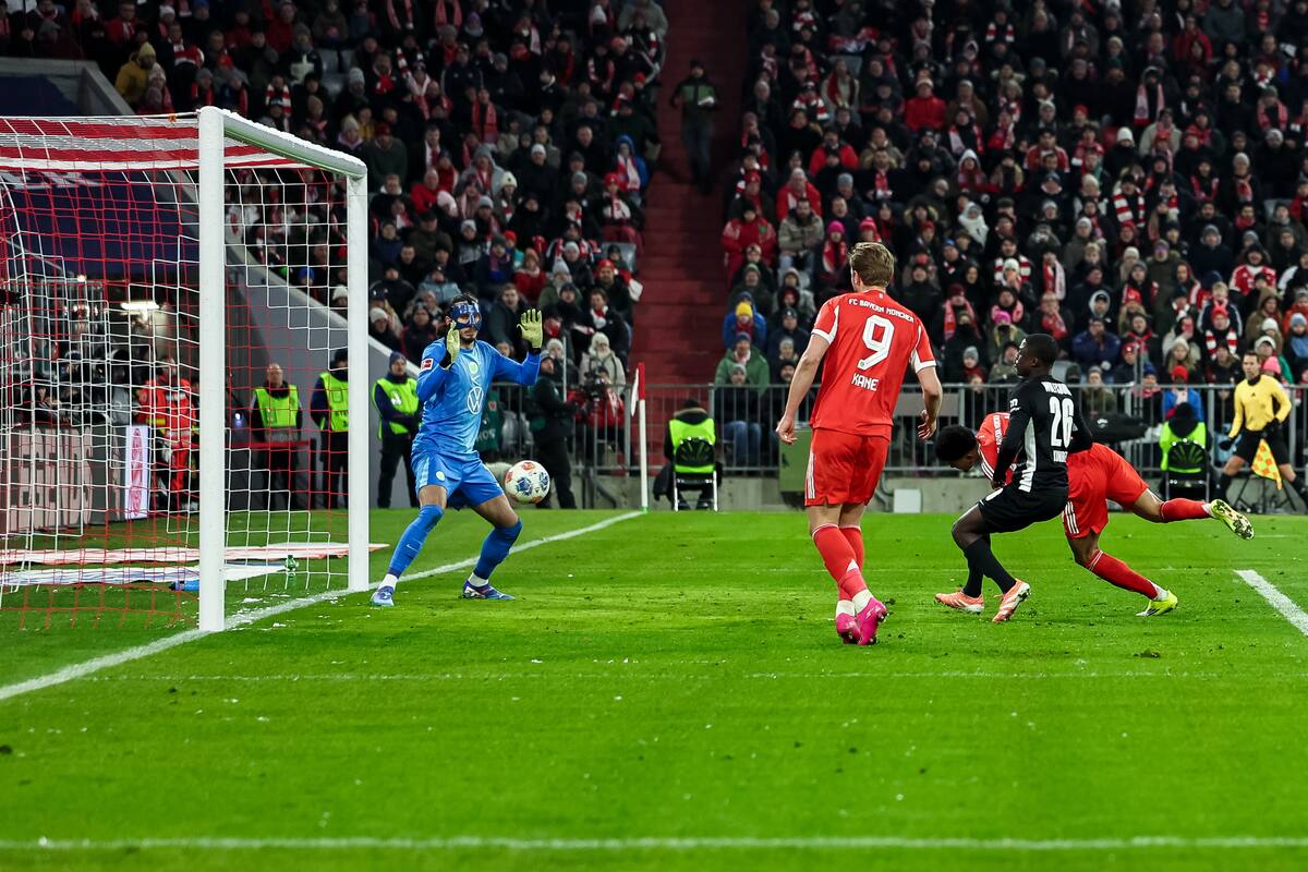 MUNICH (Germany), 11/01/2026.- Luis Diaz of Bayern Munich (R) scores the 2-1 goal during the German Bundesliga soccer match between Bayern Munich and VfL Wolfsburg in Munich, Germany, 11 January 2026. (Alemania) EFE/EPA/LEONHARD SIMON