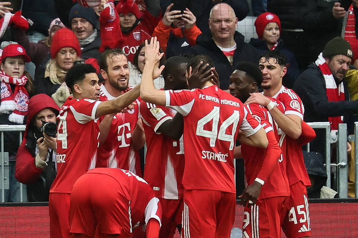 MUNICH (Germany), 21/02/2026.- Harry Kane of Munich (2-L) celebrates with teammates after scoring the 2-0 lead during the German Bundesliga soccer match between FC Bayern Munich and Eintracht Frankfurt in Munich, Germany, 21 February 2026. (Alemania) EFE/EPA/RONALD WITTEK CONDITIONS - ATTENTION: The DFL regulations prohibit any use of photographs as image sequences and/or quasi-video.