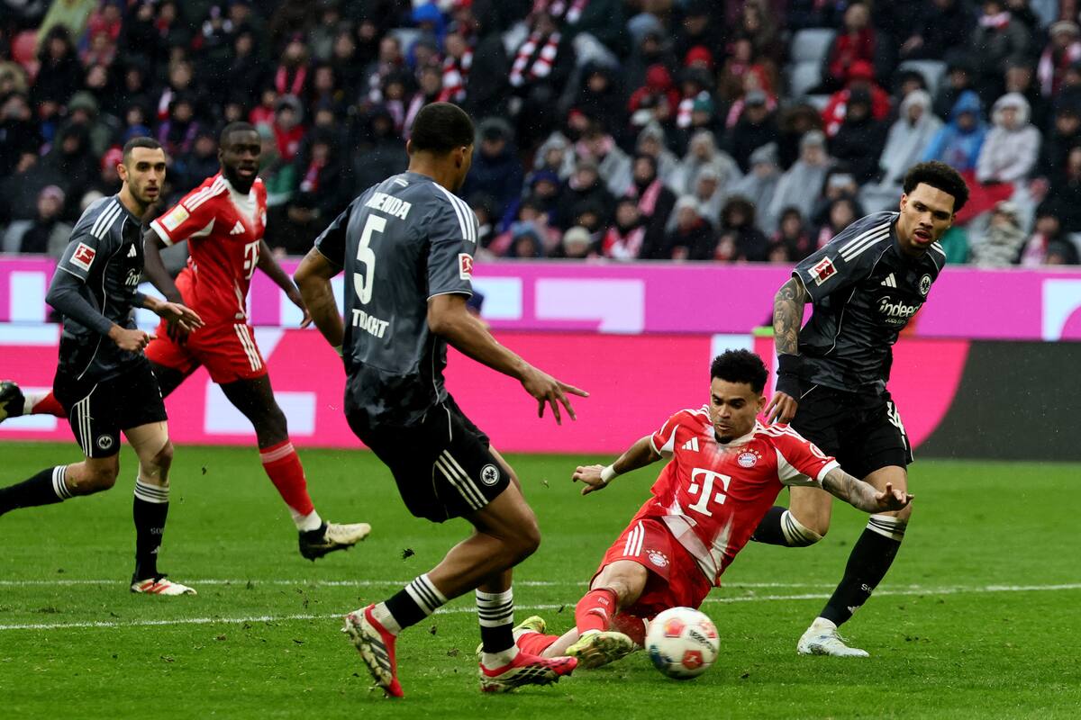 MUNICH (Germany), 21/02/2026.- Luis Diaz of Munich (C) in action against Aurele Amenda(L) and Nnamdi Collins of Frankfurt (R) during the German Bundesliga soccer match between FC Bayern Munich and Eintracht Frankfurt in Munich, Germany, 21 February 2026. (Alemania) EFE/EPA/RONALD WITTEK CONDITIONS - ATTENTION: The DFL regulations prohibit any use of photographs as image sequences and/or quasi-video.