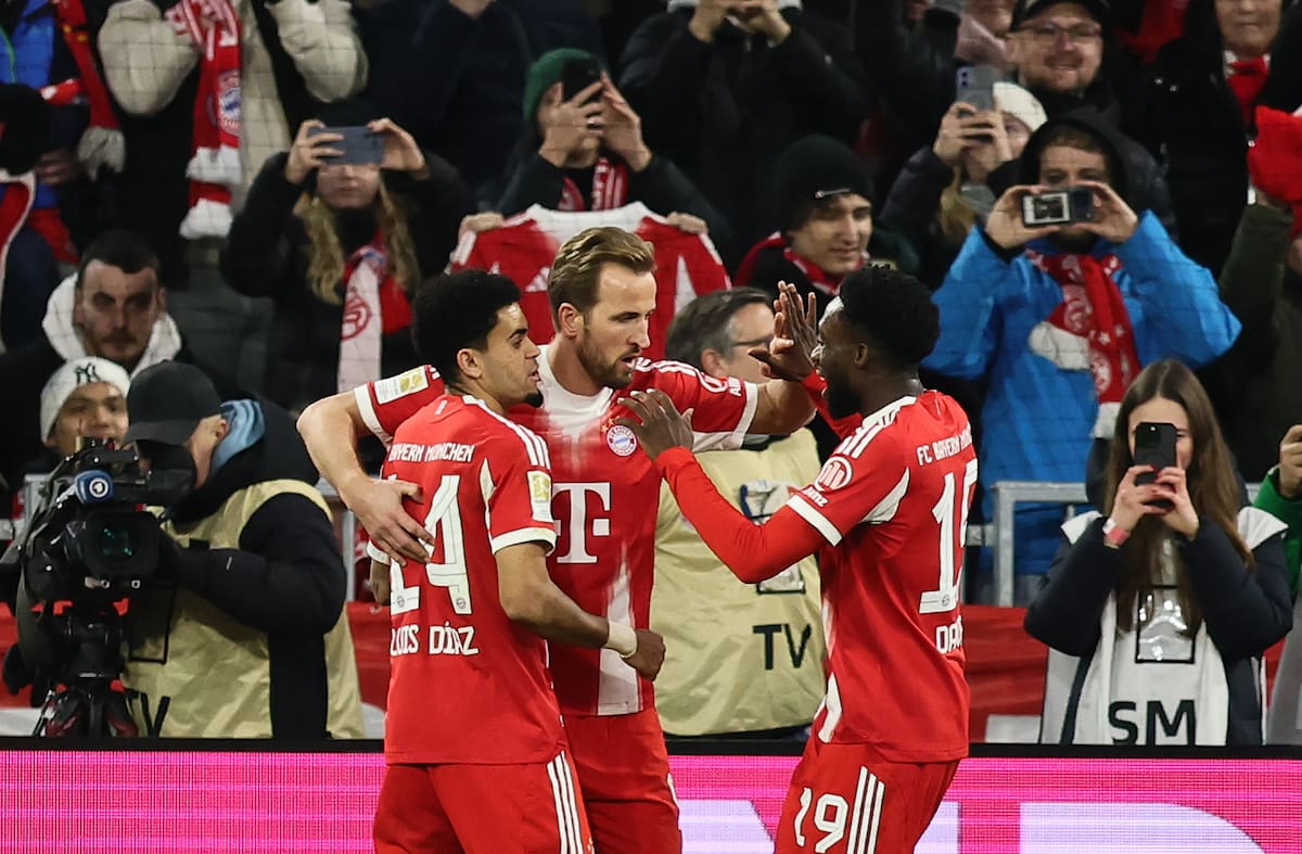 MUNICH (Germany), 08/02/2026.- Harry Kane of Munich (C) celebrates with teammates after scoring the 1-0 lead by penalty during the German Bundesliga soccer match between FC Bayern Munich and TSG Hoffenheim in Munich, Germany, 08 February 2026. (Alemania) EFE/EPA/RONALD WITTEK CONDITIONS - ATTENTION: The DFL regulations prohibit any use of photographs as image sequences and/or quasi-video.