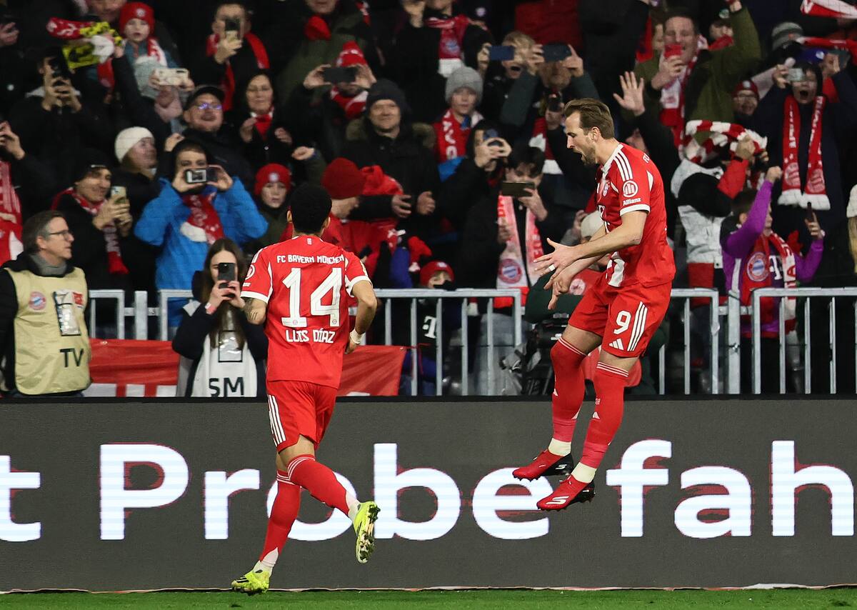 MUNICH (Germany), 08/02/2026.- Harry Kane of Munich (C) celebrates with teammates after scoring the 1-0 lead by penalty during the German Bundesliga soccer match between FC Bayern Munich and TSG Hoffenheim in Munich, Germany, 08 February 2026. (Alemania) EFE/EPA/RONALD WITTEK CONDITIONS - ATTENTION: The DFL regulations prohibit any use of photographs as image sequences and/or quasi-video.