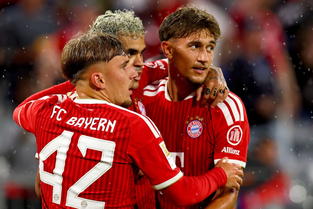MUNICH (Germany), 28/08/2026.- Luis Diaz of Munich (2-R) celebrates with teammates after scoring the 5-1 lead during the German Bundesliga soccer match between FC Bayern Munich and VfB Stuttgart in Munich, Germany, 28 August 2026. (Alemania) EFE/EPA/ANNA SZILAGYI CONDITIONS - ATTENTION: The DFL regulations prohibit any use of photographs as image sequences and/or quasi-video.