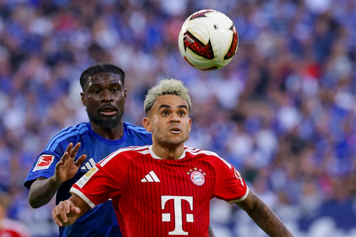 GELSENKIRCHEN (Germany), 05/09/2026.- Eric Dina-Ebimbe of Schalke (L) in action against Luis Diaz of Munich (R) during the German Bundesliga soccer match between FC Schalke 04 and Bayern Munich in Gelsenkirchen, Germany, 05 September 2026. (Alemania) EFE/EPA/CHRISTOPHER NEUNDORF CONDITIONS - ATTENTION: The DFL regulations prohibit any use of photographs as image sequences and/or quasi-video.