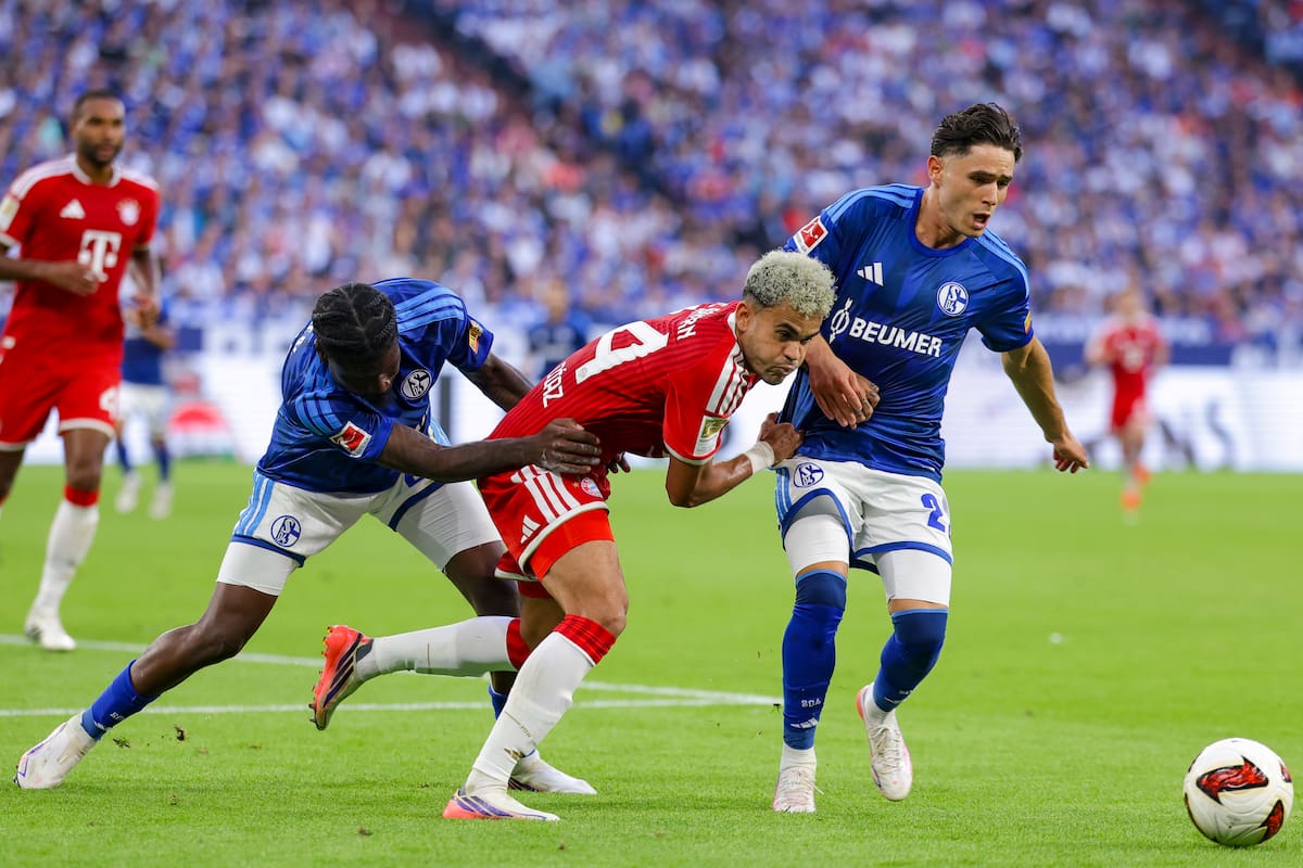 GELSENKIRCHEN (Germany), 05/09/2026.- Luis Diaz of Munich (C) in action against Eric Dina-Ebimbe of Schalke (L) and Soufiane El-Faouzi of Schalke (R) during the German Bundesliga soccer match between FC Schalke 04 and Bayern Munich in Gelsenkirchen, Germany, 05 September 2026. (Alemania) EFE/EPA/CHRISTOPHER NEUNDORF CONDITIONS - ATTENTION: The DFL regulations prohibit any use of photographs as image sequences and/or quasi-video.
