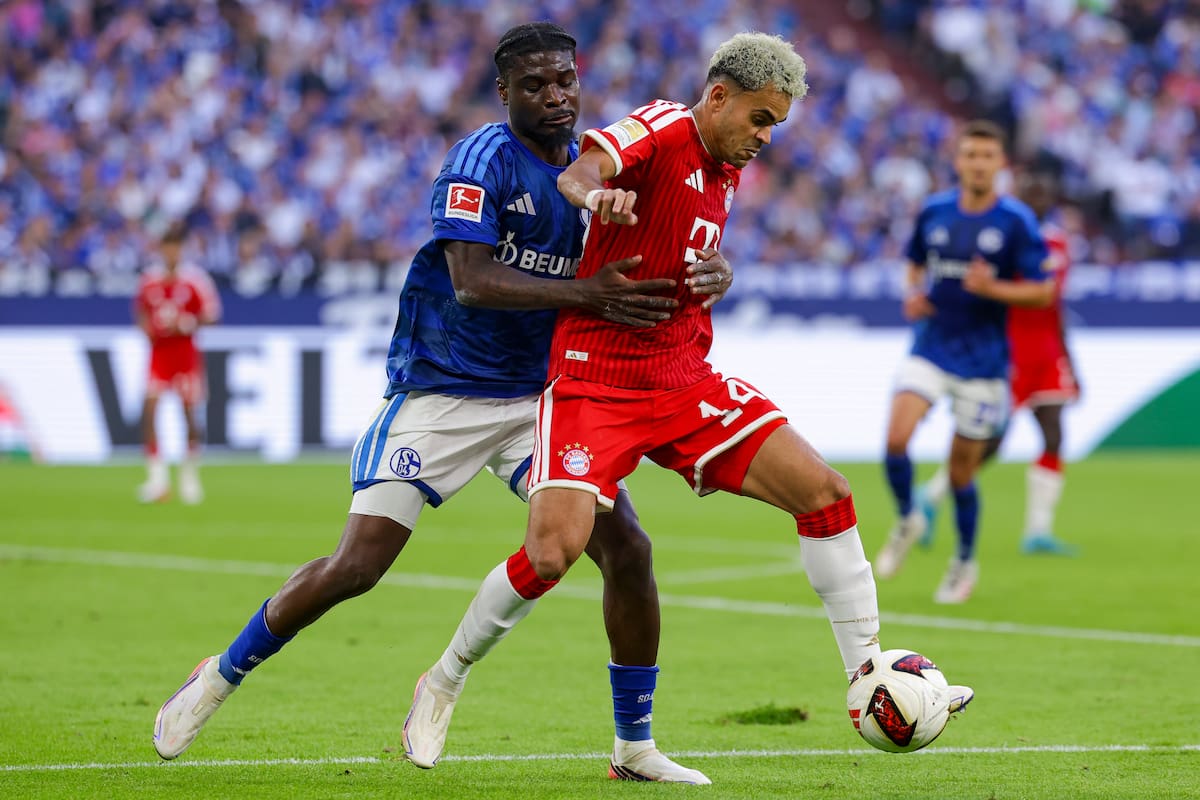 GELSENKIRCHEN (Germany), 05/09/2026.- Eric Dina-Ebimbe of Schalke (L) in action against Luis Diaz of Munich (R) during the German Bundesliga soccer match between FC Schalke 04 and Bayern Munich in Gelsenkirchen, Germany, 05 September 2026. (Alemania) EFE/EPA/CHRISTOPHER NEUNDORF CONDITIONS - ATTENTION: The DFL regulations prohibit any use of photographs as image sequences and/or quasi-video.