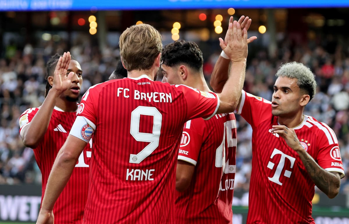 ELVERSBERG (Germany), 13/09/2026.- Harry Kane of Munich (L) celebrates with teammates after scoring the 2-1 lead during the German Bundesliga soccer match between SV Elversberg and FC Bayern Munich in Elversberg, Germany, 13 September 2026. (Alemania) EFE/EPA/RONALD WITTEK CONDITIONS - ATTENTION: The DFL regulations prohibit any use of photographs as image sequences and/or quasi-video.