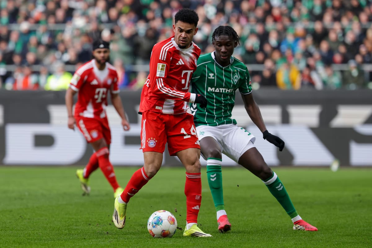 Dortmund (Germany), 14/02/2026.- Luis Diaz of Munich (L) in action against Karim Coulibaly of Bremen (R) during the German Bundesliga soccer match between Werder Bremen and Bayern Munich 05 in Dortmund, Germany, 14 February 2026. (Alemania) EFE/EPA/CHRISTOPHER NEUNDORF CONDITIONS - ATTENTION: The DFL regulations prohibit any use of photographs as image sequences and/or quasi-video.