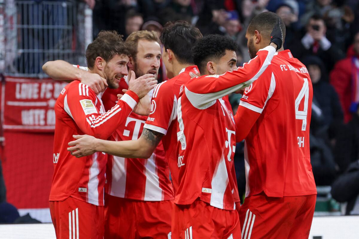 Dortmund (Germany), 14/02/2026.- Leon Goretzka (L) of Munich celebrates after scoring the 0-3 goal during the German Bundesliga soccer match between Werder Bremen and Bayern Munich 05 in Dortmund, Germany, 14 February 2026. (Alemania) EFE/EPA/CHRISTOPHER NEUNDORF CONDITIONS - ATTENTION: The DFL regulations prohibit any use of photographs as image sequences and/or quasi-video.