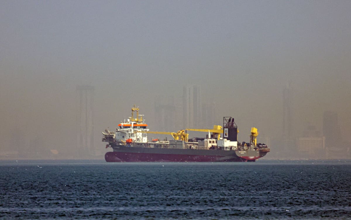 Un buque fondeado frente a la costa de Dubái, Emiratos Árabes Unidos. //EFE/EPA/STRINGER.