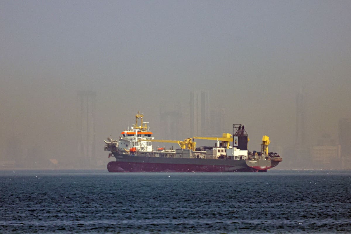 Un buque fondeado frente a la costa de Dubái, Emiratos Árabes Unidos. //EFE/EPA/STRINGER.