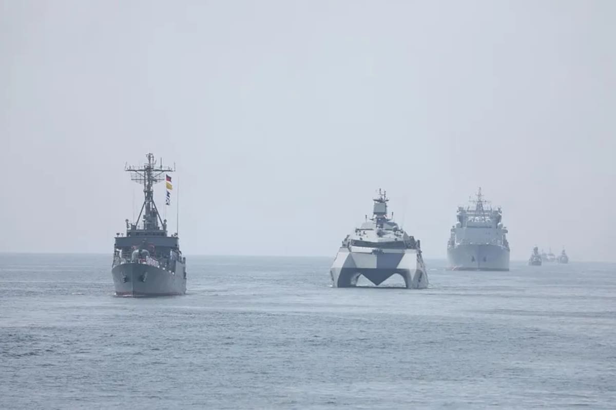 Fotografía de buques de guerra durante ejercicios militares conjuntos entre Irán, Rusia y China en el Golfo de Omán. EFE/EPA/Oficina del Ejército iraní.