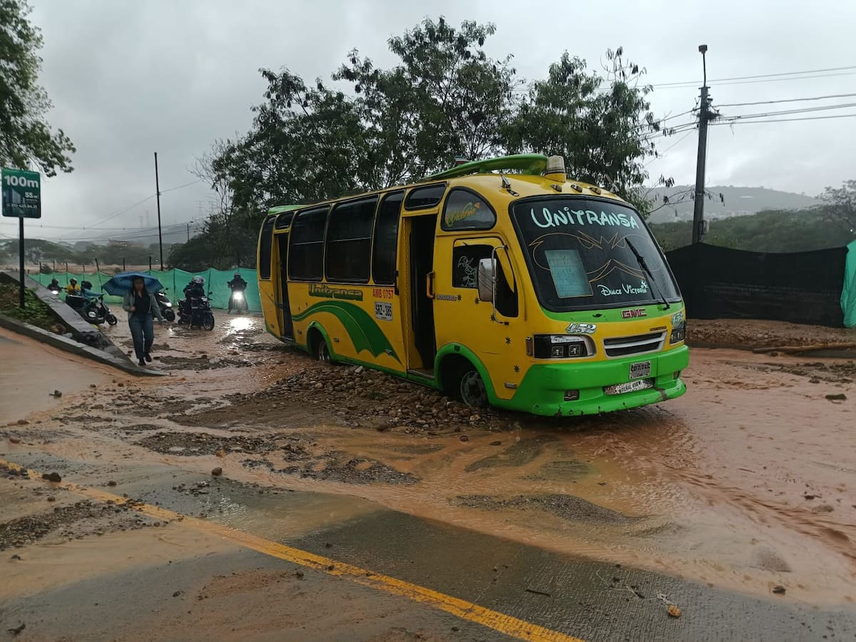 El pasado 18 de marzo un bus quedó enterrado tras un fuerte aguacero.