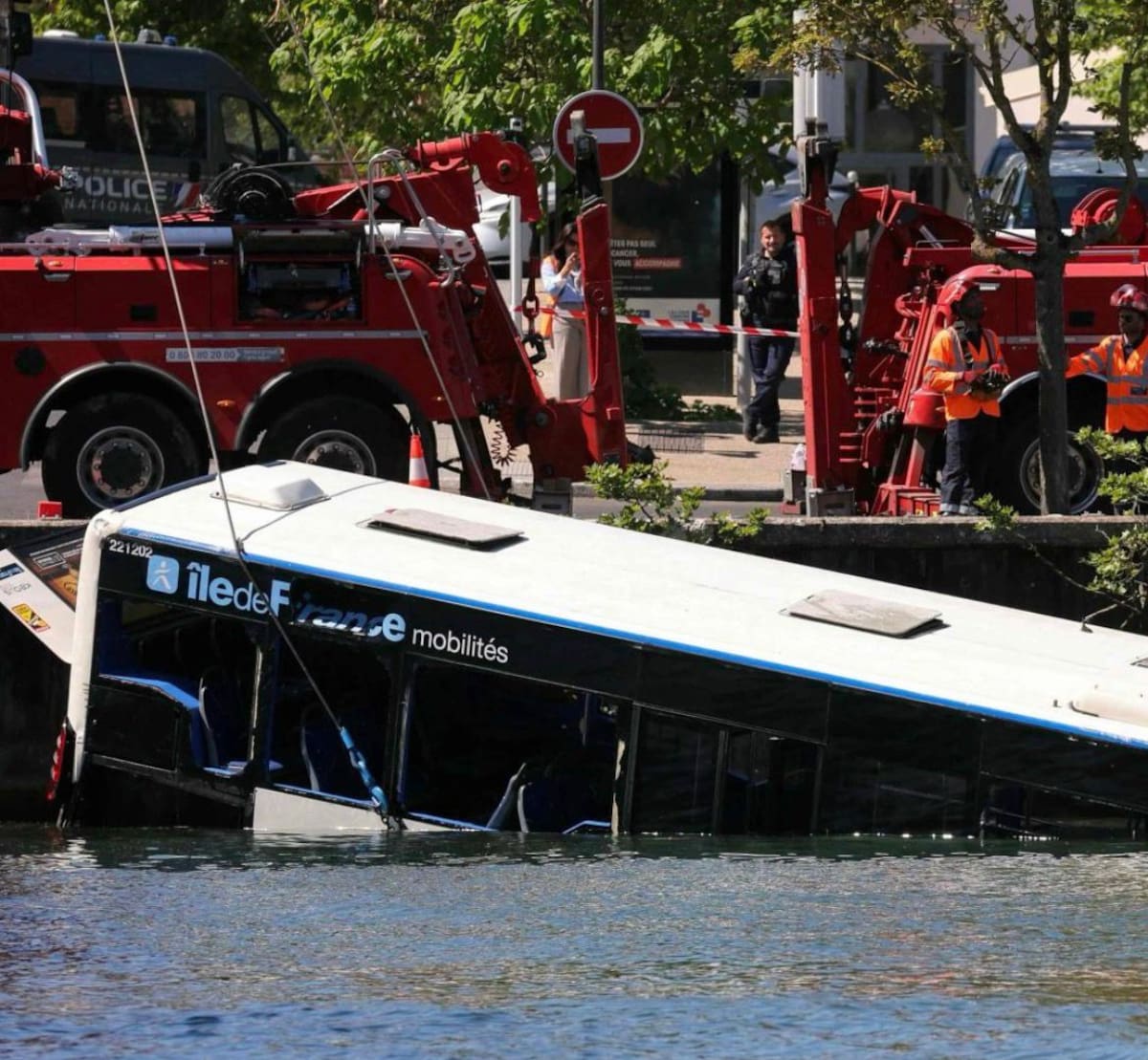 Autobús cayó en el río Sena en París tras perder el control el conductor.