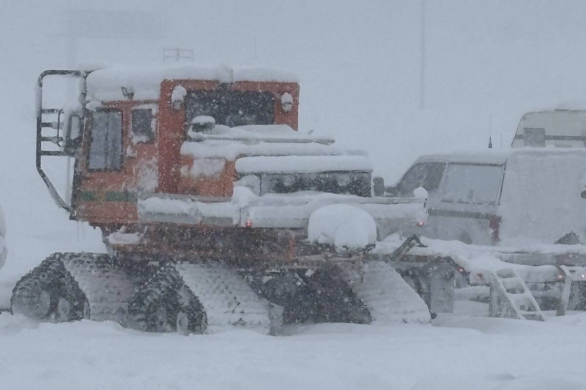 Fotografía cedida por el Departamento del Alguacil del condado de Nevada que muestra un vehículo especializado para operar en nieve profunda este martes, en California (EE.UU.). EFE/ Departamento del Alguacil del Condado de Nevada