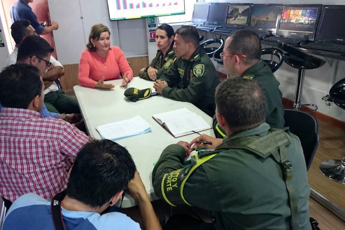 Aspectos de la reunión que se realizó con la presencia de la alcaldesa de Barbosa, Deyanira Ardila, la Policía y representantes de Tránsito, en busca de acciones que disminuyan los accidentes en el municipio. (Foto: Suministrada Policía /VANGUARDIA LIBERAL )