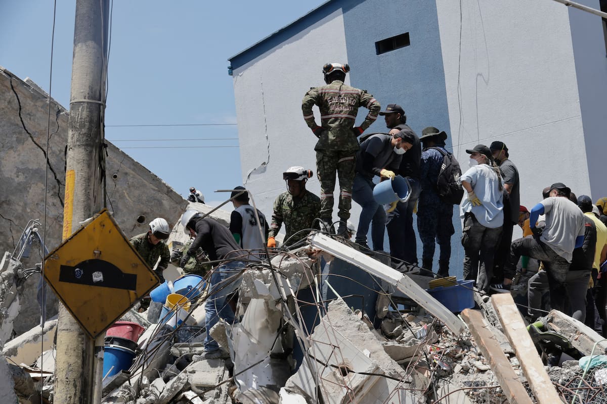 Integrantes del Ejercito de Colombia y voluntarios realizan una operación de rescate en los escombros de un edificio tras el terremoto de magnitud 7,4 que sacudió la mayor parte de Colombia, este martes en el sector de La Lorena en Pereira (Colombia). EFE/ Carlos Ortega