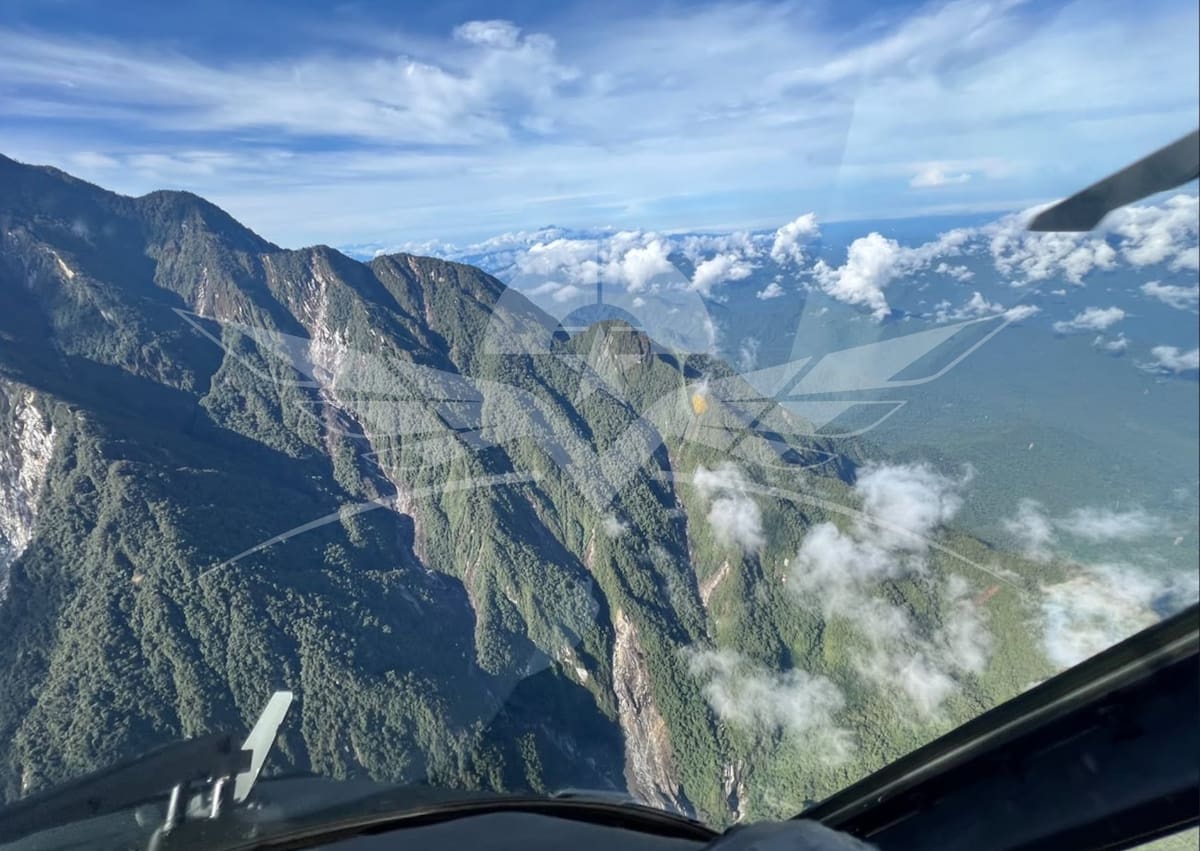 Con aeronaves Bell-212, UH-60 BlackHawk y C-90 con equipos especializados de geolocalización, se realizó la búsqueda de la aeronave. Foto: X - @FuerzaAereaCol