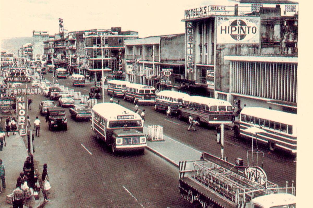 Así se veía la carrera 15 a finales de los años 60 en la capital santandereana. (Archivo / VANGUARDIA)