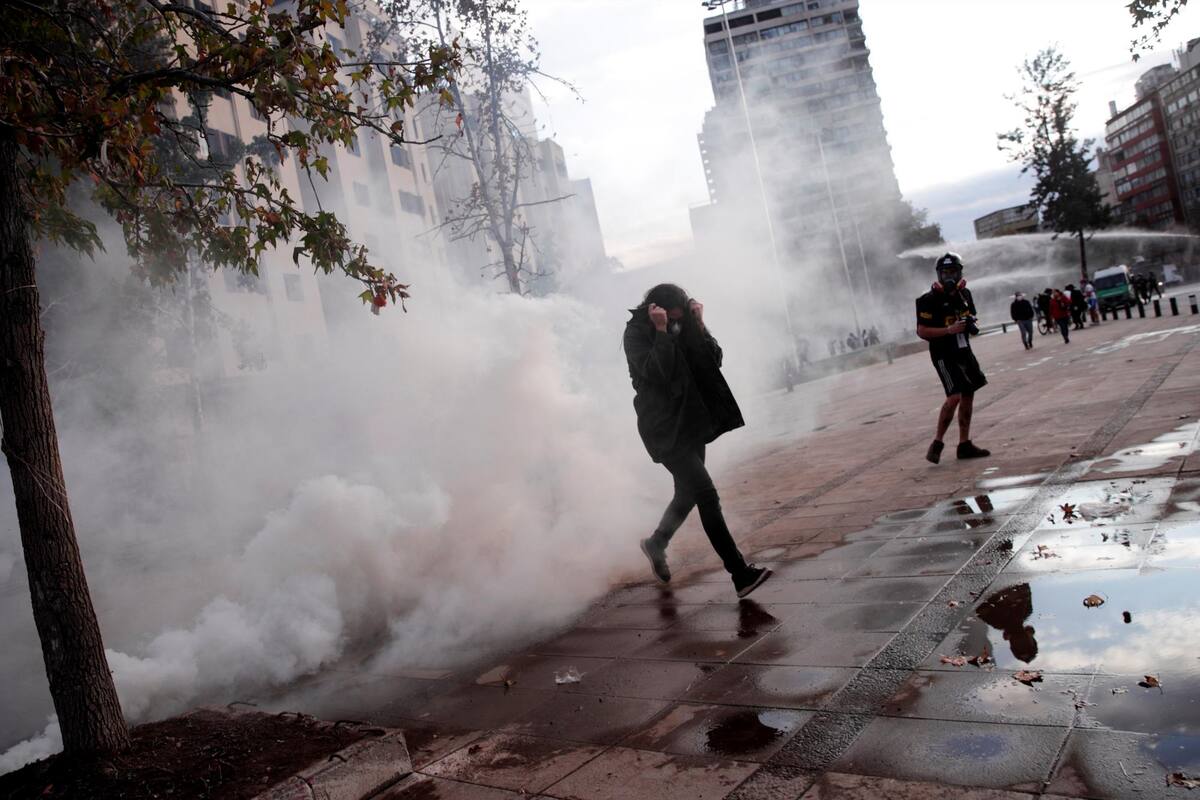 Policías dispersaban a los manifestantes el pasado 27 de abril, durante las protestas contra el Gobierno de Sebastián Piñera y por la celebración del día del Carabinero, en la céntrica Plaza Italia, epicentro de las protestas en el país desde el 18 de octubre de 2019, en Santiago de Chile. (Foto: EFE / VANGUARDIA)
