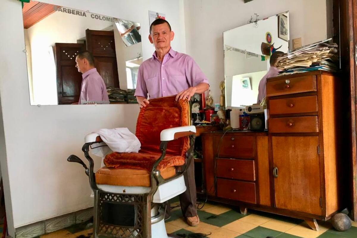 Tiene la misma silla con la que don Manuel Vicente inició su trabajo y sumando los años podría alcanzar una edad de un poco más del siglo: cuero protegido por un forro de terciopelo, descansa pies en metal desgastado por el uso y manubrios en acrílico.