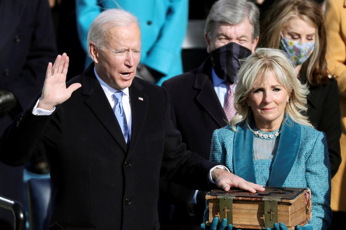 El presidente electo se apoyó por última vez en esa Biblia para jurar en 2013 su segundo mandato como vicepresidente estadounidense, cargo que ejerció entre 2009 y 2017 con Barack Obama como presidente. EPA-EFE/MICHAEL REYNOLDS MICHAEL REYNOLDS / EPA-EFE