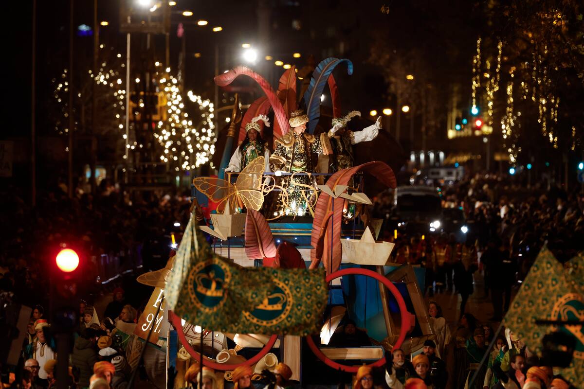 El rey Baltasar durante la tradicional Cabalgata de Reyes de Madrid que, bajo el lema 'El saber compartido', discurre este lunes entre la Plaza de San Juan de la Cruz y la Plaza de Cibeles. EFE/ JuanJo Martín