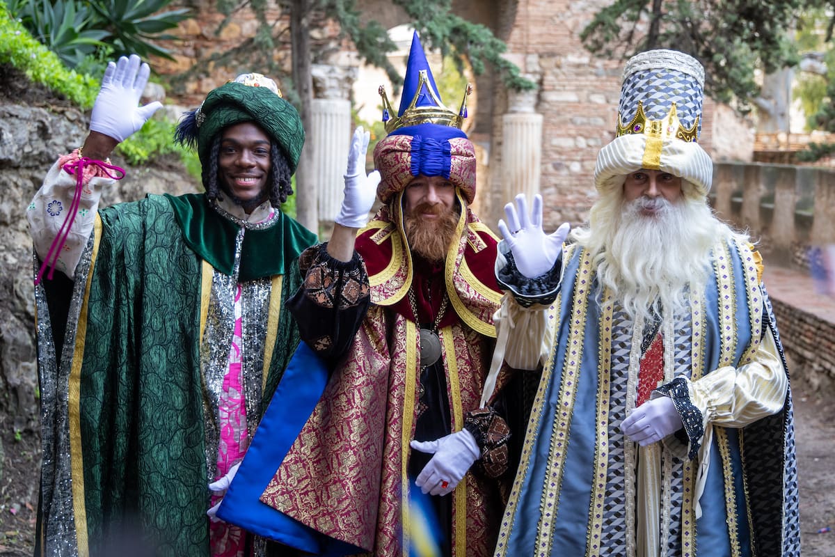 Baltasar, Gaspar y Melchor saludan a los niños durante la tradicional Cabalgata de Reyes Magos hoy lunes en Málaga, que ha salido una hora más tarde de lo previsto para evitar la lluvia de primera hora de la tarde. EFE/Álvaro Cabrera