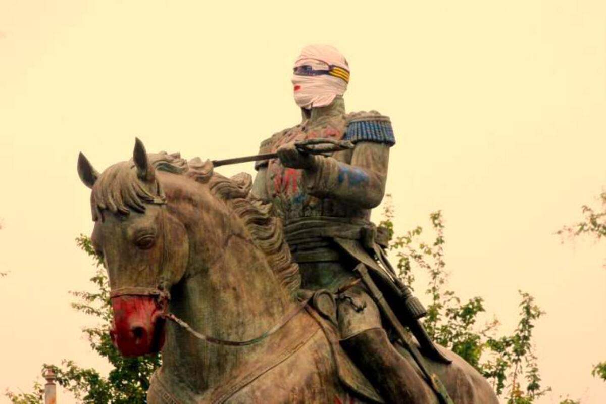 El Monumento Ecuestre del Libertador Simón Bolívar, en inmediaciones de la UIS, no solo ha sido ‘blanco’ de actos vandálicos, también en ese punto se congregan jóvenes a vender y a consumir sustancias alucinógenas.