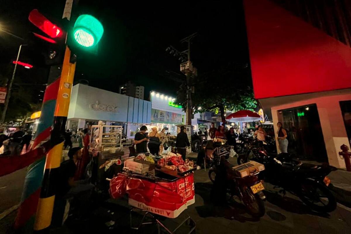 Según la comunidad, las invasiones del espacio público, por parte de carros, motos y ventas ambulantes, tuvieron ‘luz verde’ durante la Feria Bonita 2023. (Foto suministrada / VANGUARDIA)