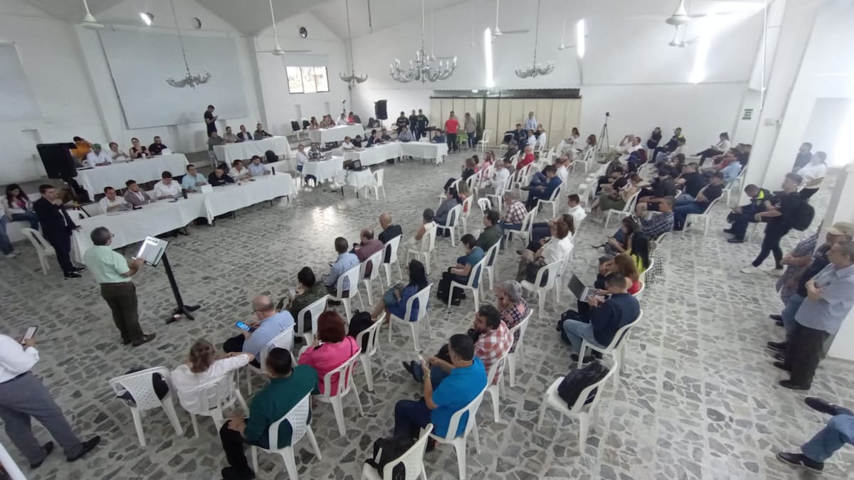 En el Club Unión se cumplió el cabildo comunitario de Cabecera, con la participación del Concejo y de las autoridades locales. (Foto: Euclides Kilô Ardila / VANGUARDIA)