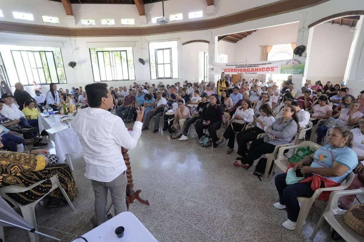 El Cabildo Solidario Santander se realizó en San Gil con asociaciones y representantes de autoridades nacionales y municipales.