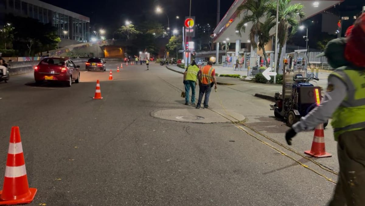 La nueva demarcación implementada por la Dirección de Tránsito el 8 de julio separa el carril hacia el occidente de los dos que continúan hacia Floridablanca, para eliminar el entrecruzamiento de vehículos. Foto: suministrada / Vanguardia.
