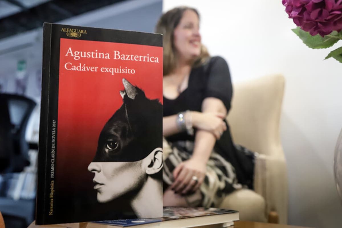 Traducida a más de 30 idiomas, la obra imagina una sociedad que legaliza el consumo de carne humana. La escritora argentina habló con Colprensa sobre el impacto de su historia y los procesos creativos detrás de sus libros.