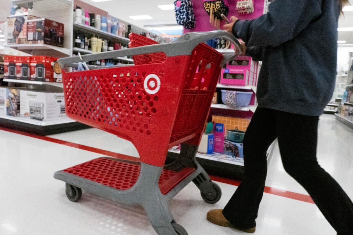 Fotografía de archivo en la que se registró el detalle de un carro de compras conducido por una cliente en el interior de un almacen de la cadena minorista estadounidense Target, en Santa Clara (CA, EE.UU.). EFE/VANGUARDIA