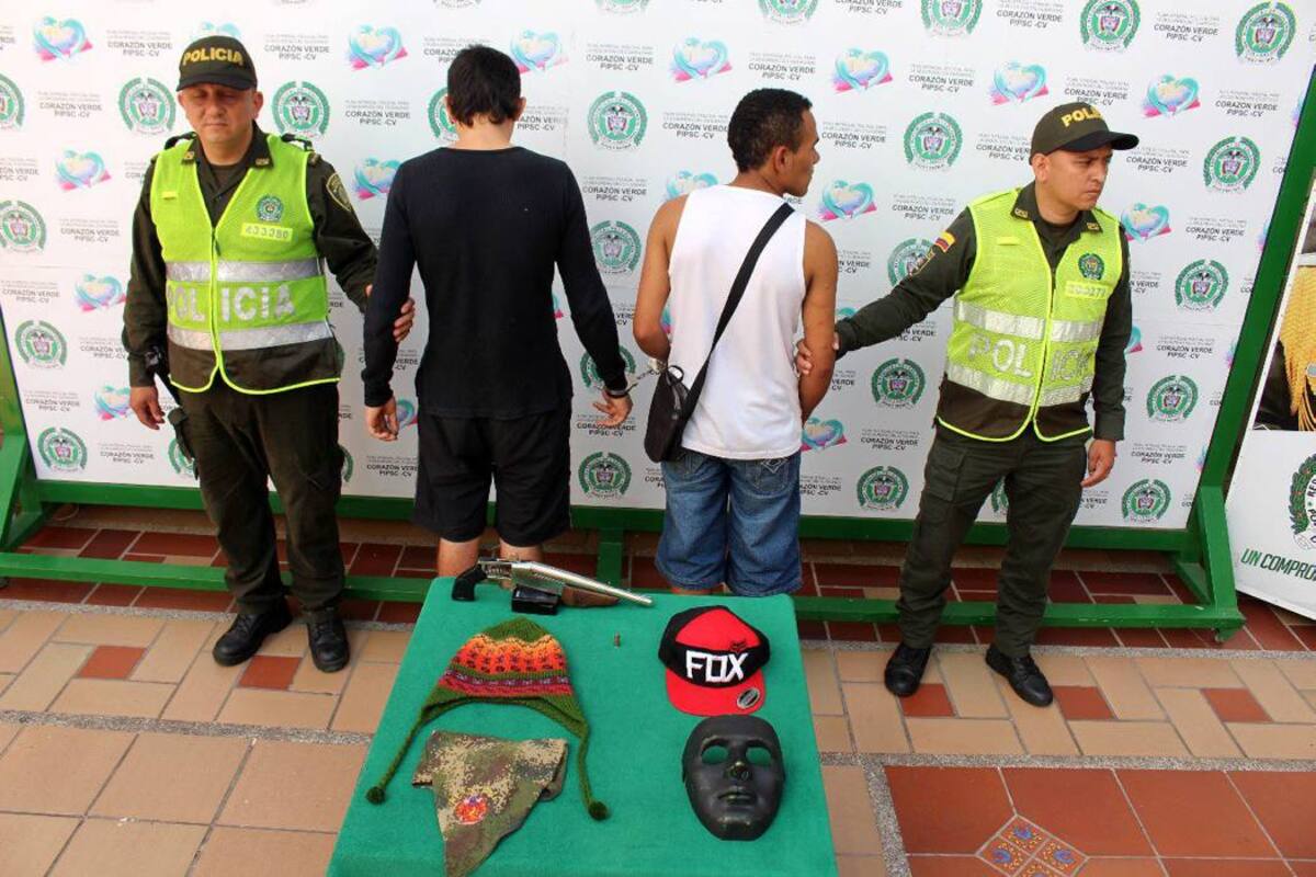 Los dos jóvenes de 21 años deberán responder por porte ilegal de armas de fuego. (Foto: Suministrada / VANGUARDIA LIBERAL)