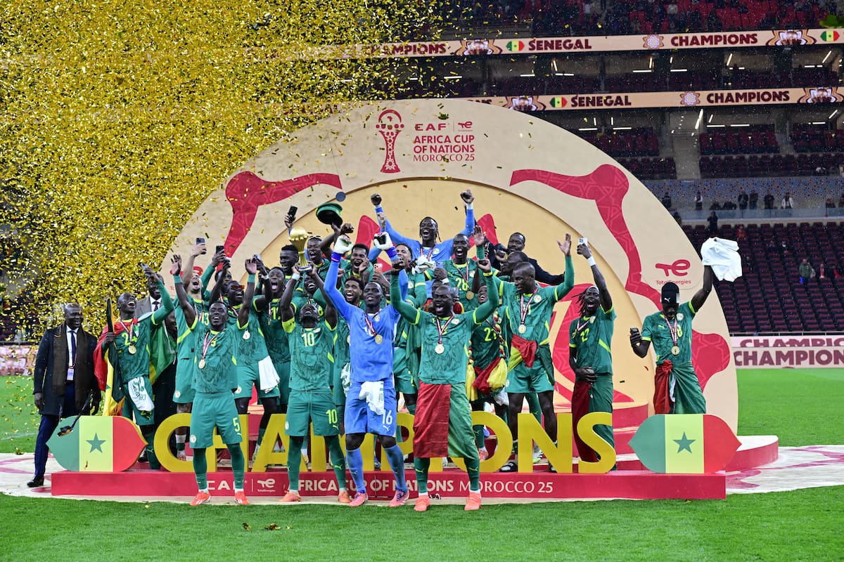 RABAT (Morocco), 18/01/2026.- Sadio Mane (C-L) and players of Senegal celebrate with the trophy after winning the CAF Africa Cup of Nations 2025 final match between Senegal and Morocco in Rabat, Morocco, 18 January 2026. (Marruecos) EFE/EPA/JALAL MORCHIDI