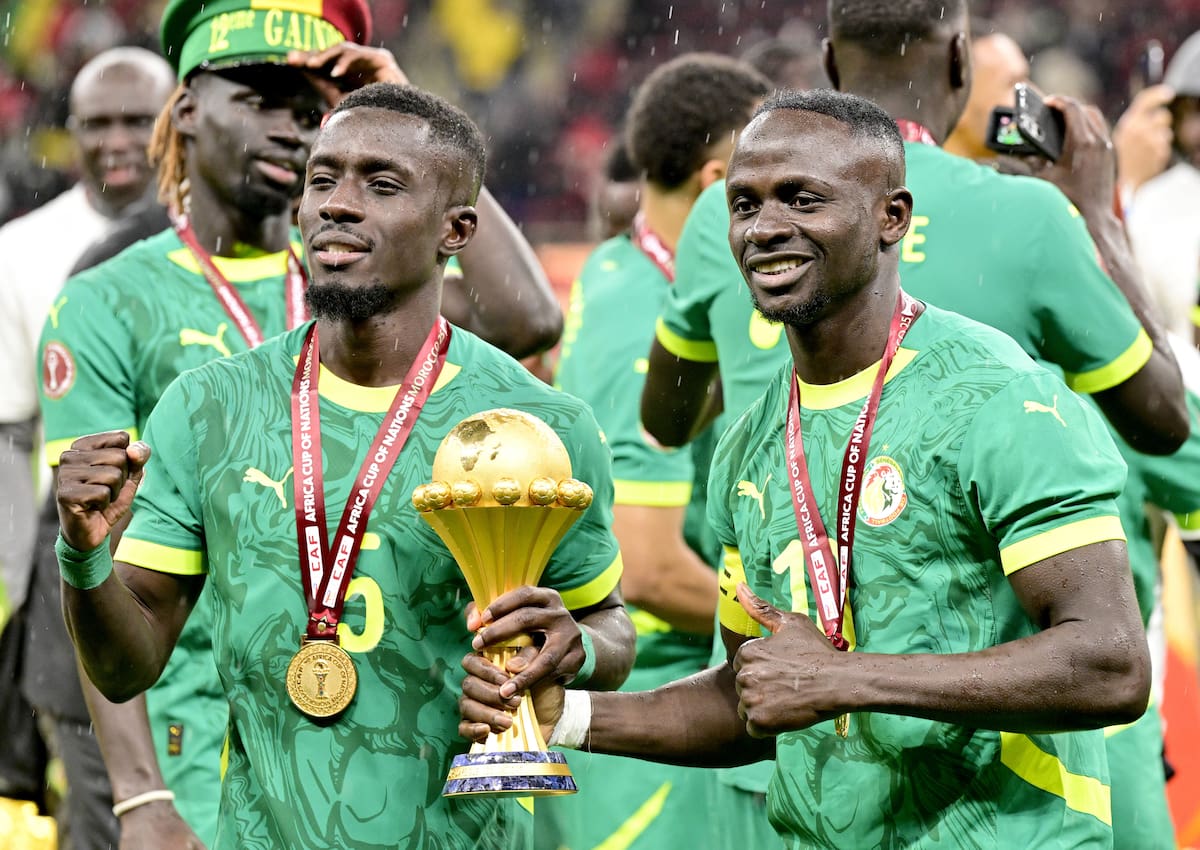 Rabat (Morocco), 19/01/2026.- Idrissa Gueye (L) and Sadio Mane of Senegal celebrate holding the trophy after winning the CAF Africa Cup of Nations after the final match between Senegal and Morocco in Rabat, Morocco, 18 January 2026. (Marruecos) EFE/EPA/JALAL MORCHIDI