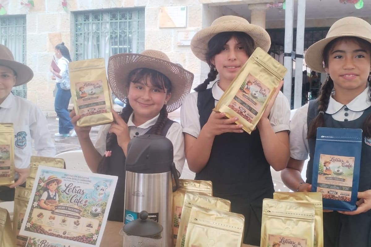 Los estudiantes de la escuela Puente Tierra presentaron su café en la muestra comercial.