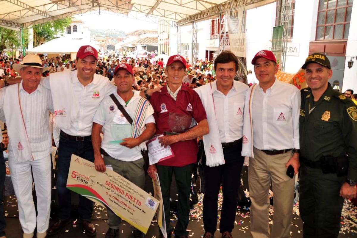 Premiación del XII Concurso de la Mejor taza de café de Santander: el alcalde, Alfonso Lineros; el gobernador, Didier Tavera; 2° lugar, Gilberto Mejía, de Barichara; 1° lugar, Ramiro Rey, de Tona; Roberto Vélez Vallejo, gerente Federacafé; Néstor Serrano Capacho y coronel Jaime Escobar Henao. (Foto: Luis Fernando Martínez Vargas/VANGUARDIA LIBERAL)