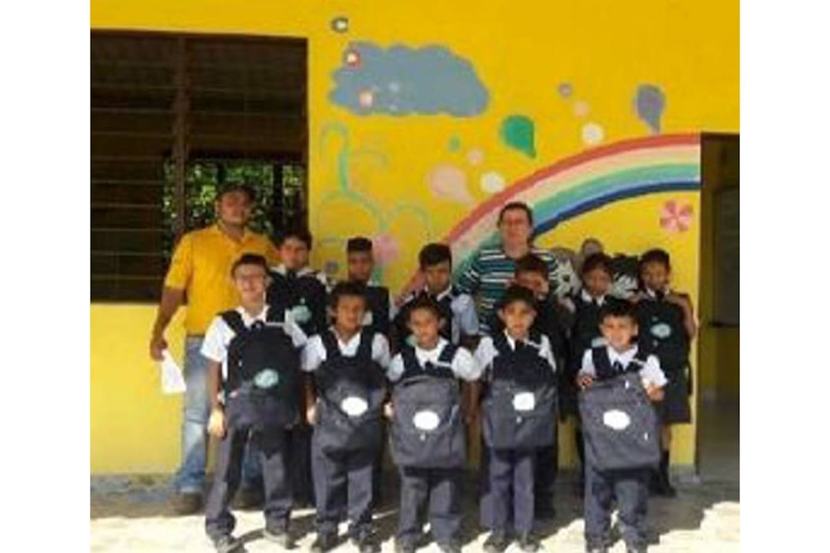 11 estudiantes de la Escuela Carure, de la vereda Carure, del municipio de Chima, recibieron kits escolares de los cafeteros. (Foto: Suministrada/VANGUARDIA LIBERAL)