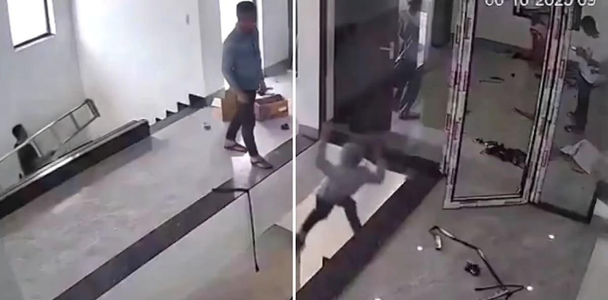 Una cámara de seguridad registró el momento en que el hombre perdió el equilibrio y cayó desde el segundo nivel de la construcción.