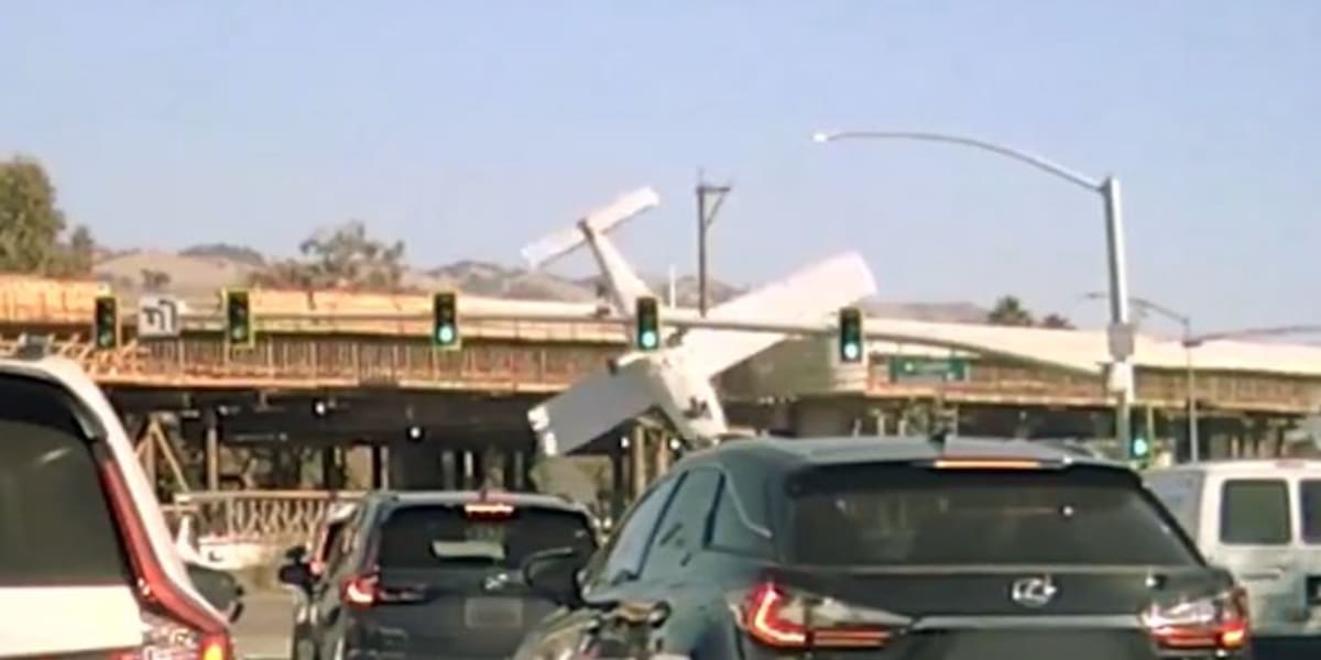 La avioneta terminó con la nariz contra el pavimento y la cola levantada tras perder altura en plena vía. Los tres ocupantes sobrevivieron al accidente.