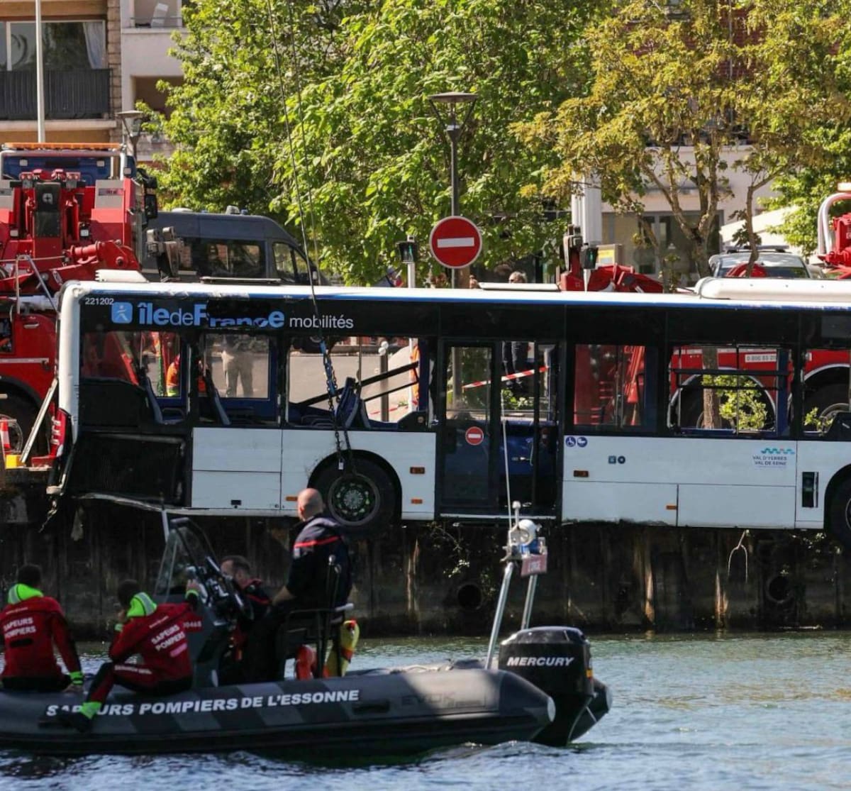 Un autobús cae al río Sena cerca de París con cuatro personas a bordo. Una conductora aprendiz operaba el vehículo.