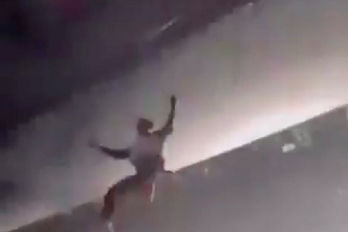 Momento en el que se rompe el arnés del rapero Delaossa y cae 15 metros sobre el escenario en pleno concierto en la Arena Movistar de Madrid.